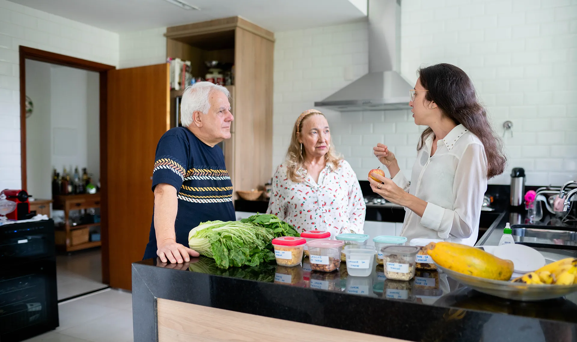 Diätberatung im Reha-Zentrum Bad Ischl – Diätologin erklärt Patient*innen gesunde Ernährung in der Küche