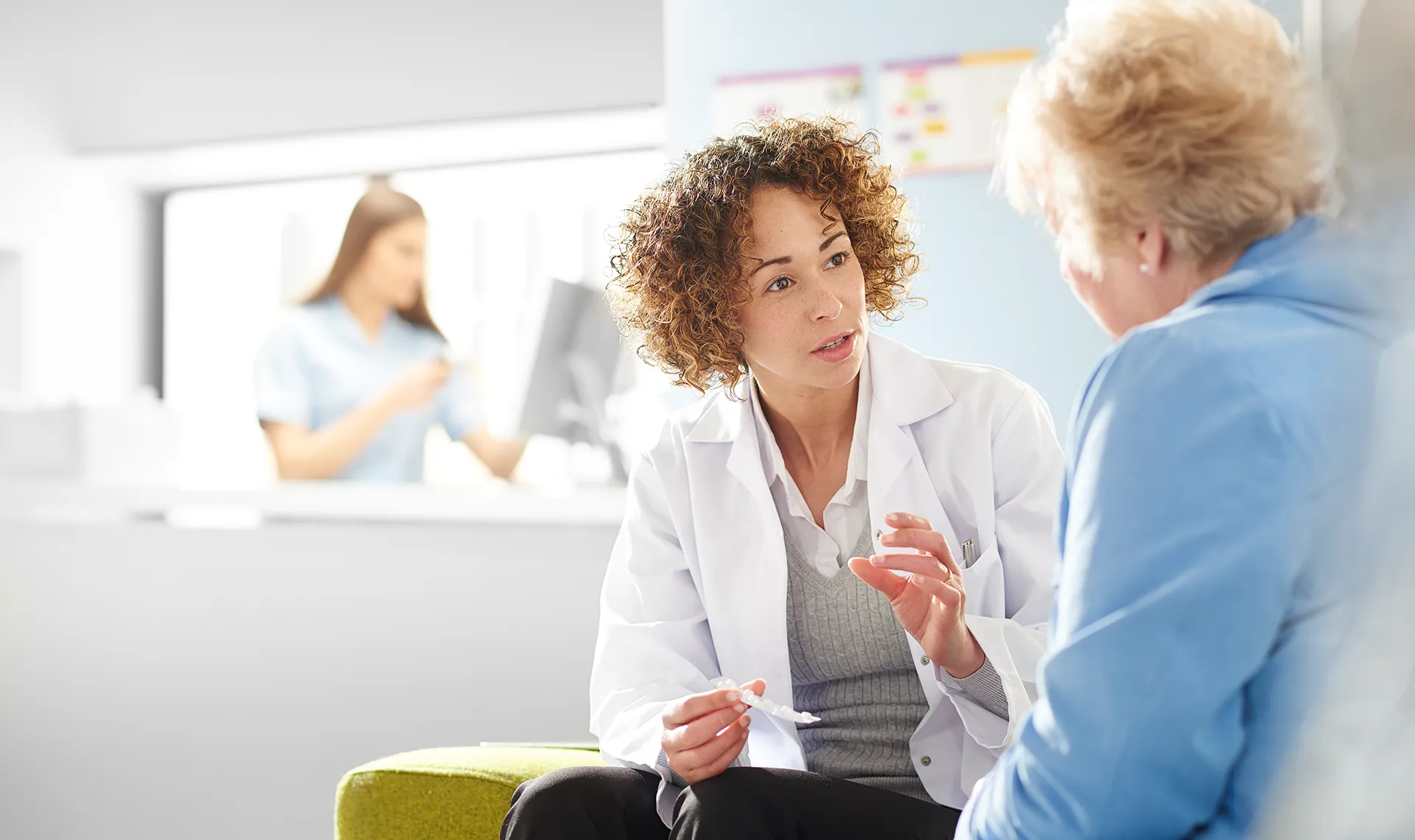 Ärztliche Betreuung im Reha-Zentrum Bad Ischl – Ärztin im Gespräch mit Patientin